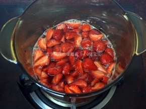 加入果肉和柠檬汁，边煮边轻轻搅拌。