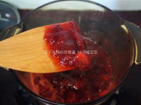 果肉因为含有糖浆而膨胀，整体都很粘稠的时候就可以熄火了。