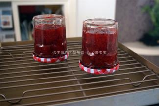 趁热装入用沸水消毒过的玻璃器皿中，轻磕瓶身几下，倒置30分钟，然后正放。完全冷却后放入冰箱冷藏保存。