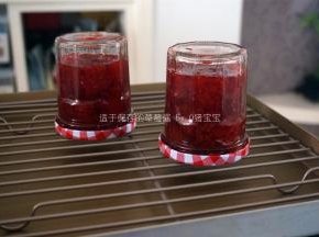 趁热装入用沸水消毒过的玻璃器皿中，轻磕瓶身几下，倒置30分钟，然后正放。完全冷却后放入冰箱冷藏保存。