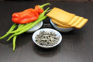 准备食材：厨男东北秋木耳、香干、红辣椒、青辣椒；