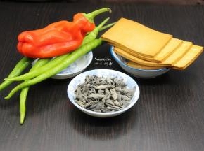 准备食材：厨男东北秋木耳、香干、红辣椒、青辣椒；