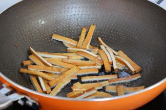 热锅，倒入橄榄油，中火炒香干，炒出香味即可起锅；