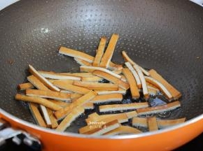 热锅，倒入橄榄油，中火炒香干，炒出香味即可起锅；