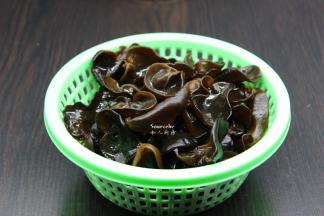 木耳用清水浸泡1小时，洗净，捞出沥干水；PS：木耳小，干净、非常好，不需要切