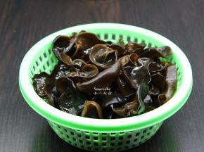 木耳用清水浸泡1小时，洗净，捞出沥干水；PS：木耳小，干净、非常好，不需要切