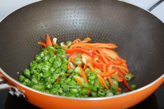 红、青辣椒爆炒五成熟；