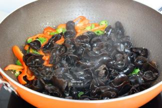 加入木耳炒熟；