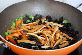 再加入炒好的香干；