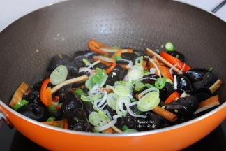 放盐、香醋、生抽、大葱炒均收汁即可。