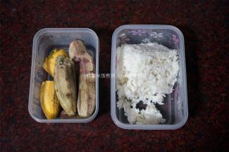 红薯烤熟去皮，准备熟米饭。