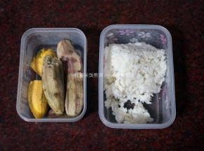 红薯烤熟去皮，准备熟米饭。