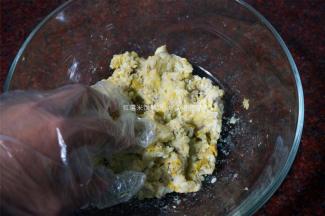 将红薯和米饭抓匀。