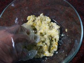 将红薯和米饭抓匀。