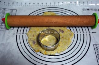 擀开成1厘米厚的片状，用圆形模具印出饼胚。