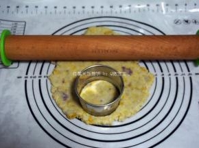 擀开成1厘米厚的片状，用圆形模具印出饼胚。