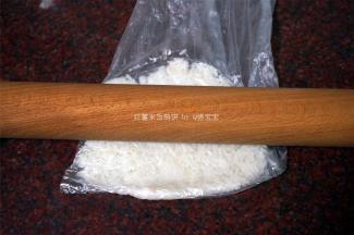 将熟米饭装入保鲜袋，擀碎。