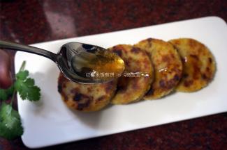 淋上蜂蜜即可食用，外脆内软。