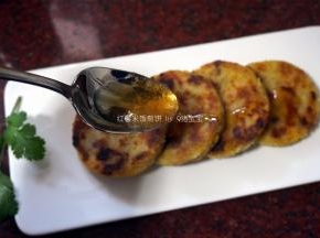 淋上蜂蜜即可食用，外脆内软。