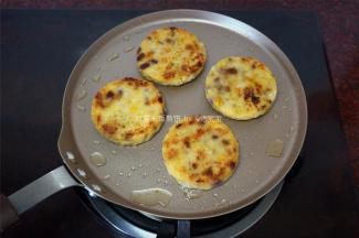 不粘煎锅放油，加热。慢火煎至两面金黄，出锅。