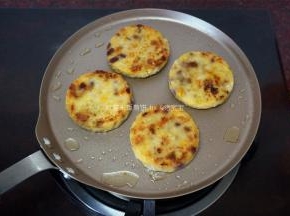 不粘煎锅放油，加热。慢火煎至两面金黄，出锅。