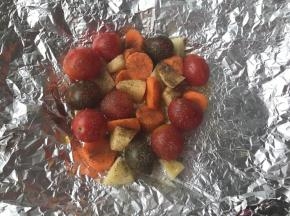 加入黑胡椒粉和少许盐、橄榄油拌匀。