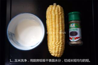 玉米洗净，用厨房纸吸干表面水分，切成长短均匀的短。