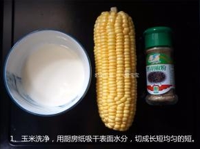 玉米洗净，用厨房纸吸干表面水分，切成长短均匀的短。