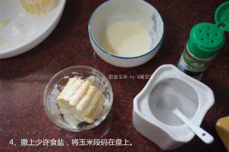 撒上少许食盐，将玉米段码在盘上。