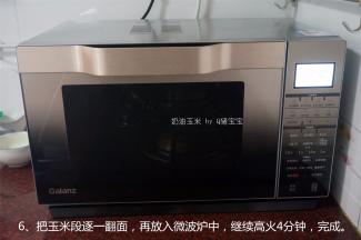 把玉米段逐一翻面，再放入微波炉中，继续高火4分钟，完成。