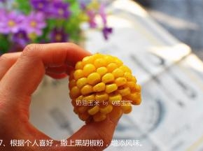 根据个人喜好，撒上黑胡椒粉，增添风味。