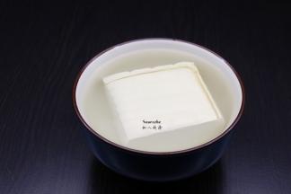 豆腐用盐水浸泡一下，捞出，切小方块；