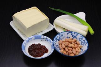 准备食材：豆腐、花生、大蒜、黄豆酱等；