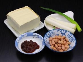 准备食材：豆腐、花生、大蒜、黄豆酱等；