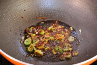 大蒜、生姜末、蒜末、黄豆酱、香醋、生抽，一起炒出香味；