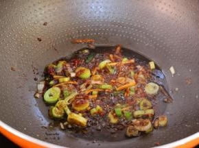 大蒜、生姜末、蒜末、黄豆酱、香醋、生抽，一起炒出香味；