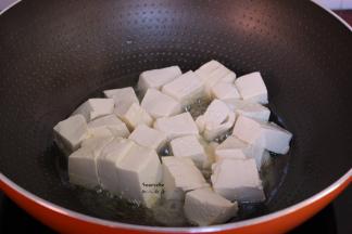 放入豆腐，小火煎至微黄，翻转另一面，继续煎至微黄即可；