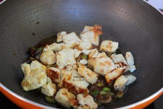 加入煎好的豆腐入锅；