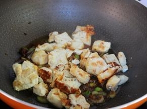 加入煎好的豆腐入锅；
