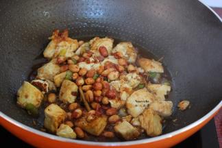 再加入炸熟去皮的的花生米；