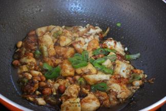 生粉加清水拌均，入锅勾芡，放盐、大蒜叶，收汁即可