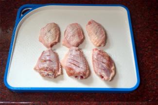 鸡翅洗净沥干水分，正反面各划3刀。