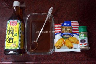 调制酱汁：酱油20克，盐2克，蜜糖15克，黑胡椒粉0.5克，孜然粉10克，淀粉3克，姜葱汁料酒7.5毫升，香油10克。