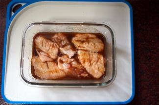 把鸡翅放入酱汁碗内，盖上盖子，放冰箱冷藏腌制12至24小时，期间取出翻拌几次。