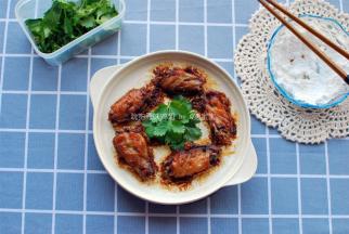 逐一翻面，再放入微波炉，高火2分钟即可。（若购买的鸡翅个头较细，此步骤可以忽略）