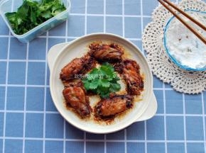 逐一翻面，再放入微波炉，高火2分钟即可。（若购买的鸡翅个头较细，此步骤可以忽略）