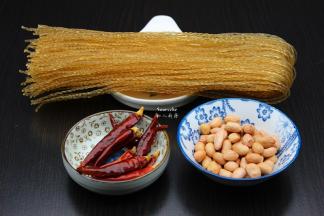 准备食材：红薯粉、花生、干辣椒等；