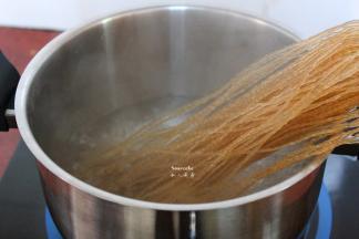 清水煮沸，放入红薯粉