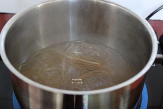 红薯粉煮软，煮软；PS：可以用热水泡软，时间长些