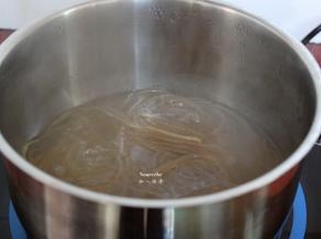 红薯粉煮软，煮软；PS：可以用热水泡软，时间长些